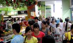 Ảnh: Siêu thị ken chặt người ngày nghỉ lễ