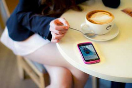 Mỹ nữ kiêu sa bên đồ hiệu và Smartphone