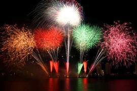 Video những màn pháo hoa 'cực đỉnh' bên sông Hàn