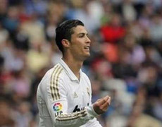 Ronaldo tâng bóng biểu diễn, HLV Sevilla 'nổi điên'