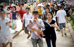 Người dân 'nhễ nhại' đi chơi dịp lễ