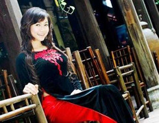 Miss HV Tài chính quyến rũ với áo dài truyền thống