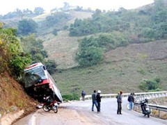 Xe chở 35 người mất phanh, lao vào vách núi