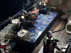 Hàn Quốc công bố ảnh bắt 9 ngư dân Trung Quốc