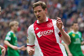 Sau Podolski, Arsenal tiếp tục khuấy đảo TTCN