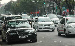 Dân phản ứng gay gắt khi Bộ trưởng gợi ý 'đóng hụi'