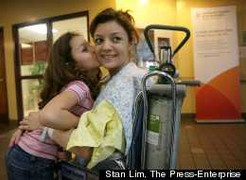 Bé gái 6 tuổi lần đầu tiên đỡ đẻ cho mẹ