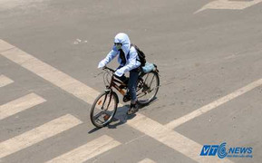 Ảnh: Nóng 44 độ C, Hà Nội thành...hỏa lò