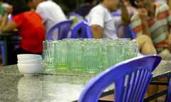 Mặc nắng nóng, dân nhậu vẫn dè dặt với bia hơi