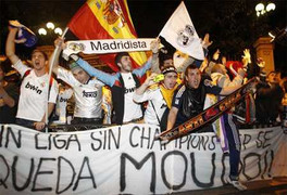 CĐV Real mở tiệc đình đám mừng ngày phế truất Barca