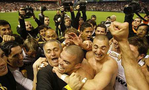 Phế ngôi Barca, thầy trò MOU tưng bừng mừng chiến thắng