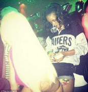 Rihanna khoe ảnh ăn chơi tại câu lạc bộ thoát y