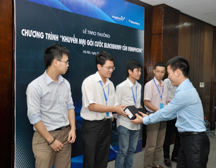 Khách hàng nhận BB9900 của Vinaphone chia sẻ cảm xúc