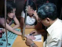 Bói toán trước mùa thi: Đốt bùa thành tro để uống