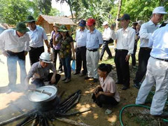 Hỗ trợ gạo trắng cho người dân nơi điểm nóng 'bệnh lạ'