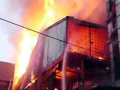 Nhặt tài sản trong đám cháy, một thủ kho bị thiêu chết