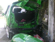 Bị tàu đâm, nữ hành khách văng khỏi taxi