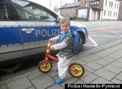 Bé 2 tuổi đạp xe 5 cây số thăm bà ngoại nằm viện