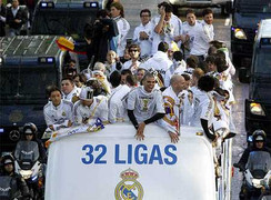 Người Madrid tưng bừng mở hội đón cúp La Liga