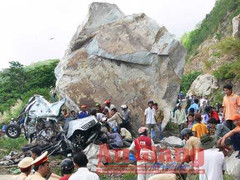 Núi Cấm: Đá khổng lồ rơi trúng xe khách thế nào?