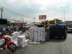 Xe tải lật nhào, QL1A ách tắc nhiều giờ