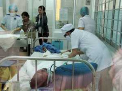 Vụ cháy tàu ở Dung Quất: Hai cha con đang rất nguy kịch