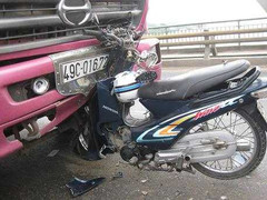 Xe máy găm chặt vào đầu xe tải, một người chết