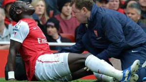 Arsenal: Sagna gãy chân, Wenger nhiếc trọng tài