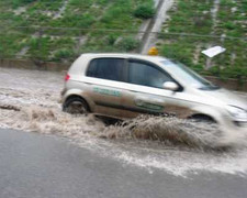 Hà Nội: Mưa lớn, nhiều tuyến phố ngập cục bộ