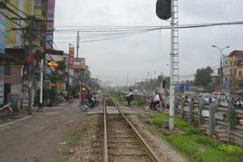Một phụ nữ bị tàu đâm chết, đường sắt Bắc - Nam ách tắc