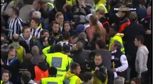 Fan Juve tràn xuống sân lột áo cầu thủ ăn mừng Scudetto