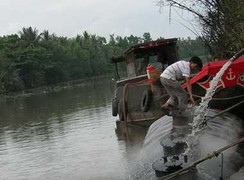 Tàu chở 10.000 lít dầu bốc cháy trên sông