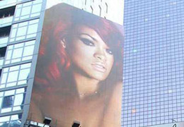 Rihanna khỏa thân giữa quảng trường Thời Đại