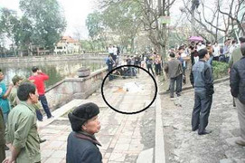 Phát hiện xác thiếu nữ trên hồ vào giữa đêm