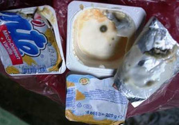 Váng sữa Monte mốc đen dù còn hạn sử dụng