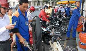 TS Lê Đăng Doanh: 'Giá xăng có thể giảm nhiều hơn nữa'