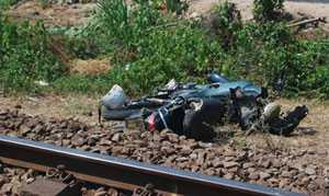 Cố băng qua đường sắt, hai người bị tàu hỏa hất văng