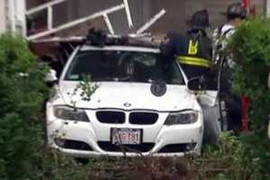 Mẹ bất cẩn, bé trai 8 tuổi lái xe BMW gây tai nạn