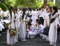 Lùa HS nợ tiền ăn ra khỏi phòng thi:Hiệu trưởng xin lỗi