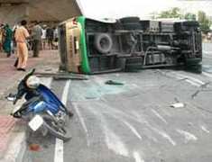 Xe tải húc xe khách, 13 người nguy kịch