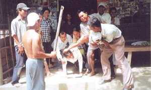 Công nhân hỗn chiến, một người chết