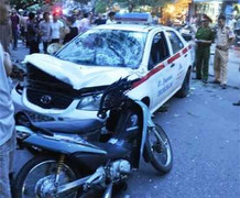 Taxi 'điên' gây tai nạn liên hoàn tại chợ Trời