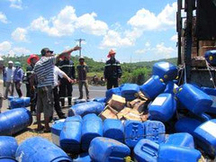 Thêm một ô tô tải bốc cháy dữ dội trên đường