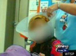 Cô giáo phạt học trò bằng cách đeo vòng cổ của chó