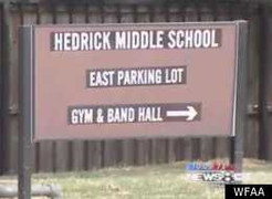 Nắm tóc học trò nhấc bổng lên cao, thầy giáo ra hầu tòa