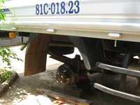 Hai ô tô bị trộm 'cuỗm' hết bánh trong một đêm