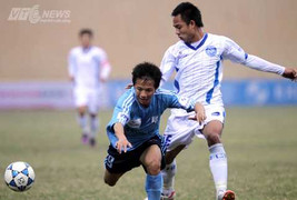 “Chân gỗ” lập siêu phẩm, bầu Kiên mừng chiến thắng