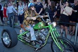 Khác người, rocker Steven Tyler chơi xế độ “quái”