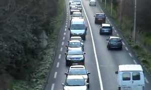 'Ốc sên' gây tắc đường nghiêm trọng