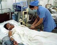 Mua rượu vỉa hè nhậu, một thanh niên nguy kịch